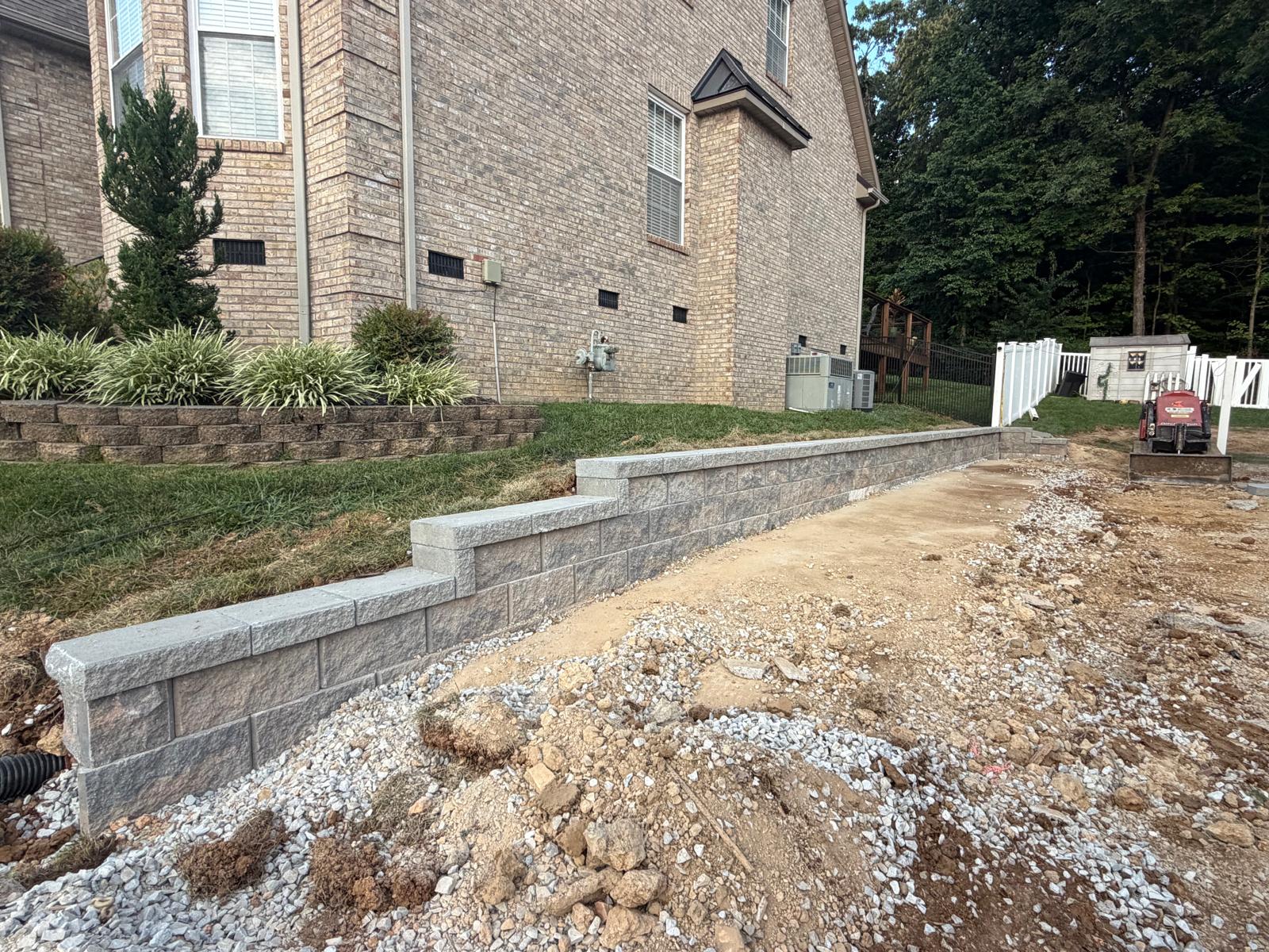 Stepped block wall following the grade
