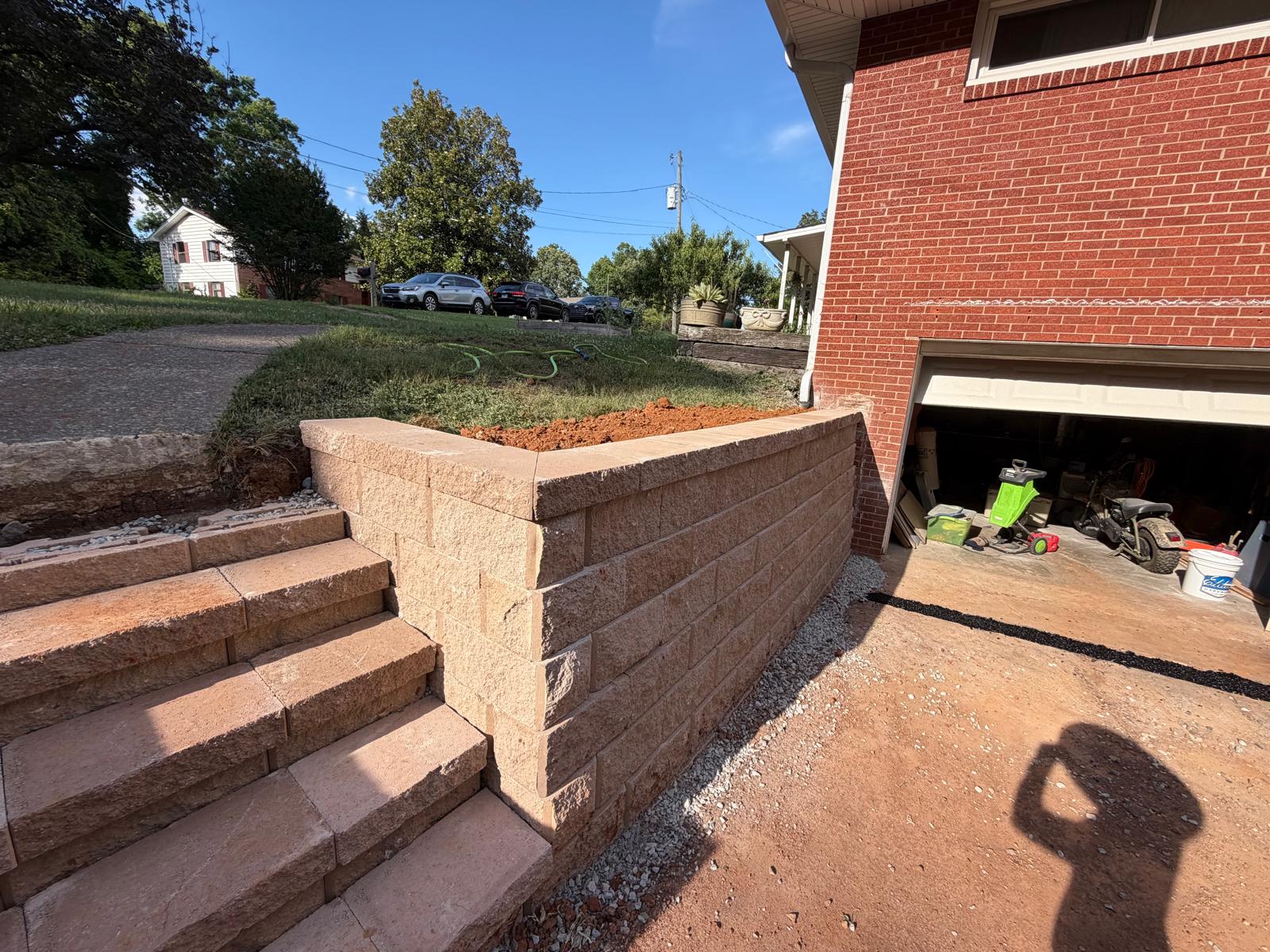 Corner retaining wall with driveway access